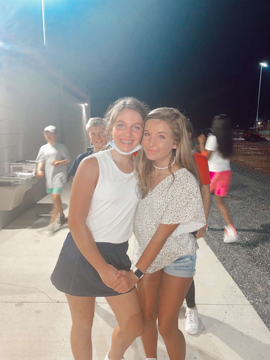 carolin03323698's tweet photo. monday night lights🤍🤍 https://t.co/077TZkKP3S