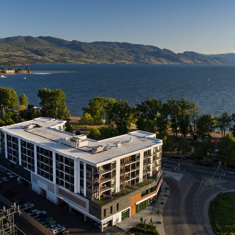 ShoreKelowna's tweet photo. Vacation or live across from Gyro Beach and enjoy breathtaking Okanagan Lake views from every angle.
#TheShoreKelowna #LuxuryLiving #ShoreSuites #BeachfrontLiving #GyroBeach #LiveHere #VacationHere #Kelowna #YLW https://t.co/wWcfwb9XVF