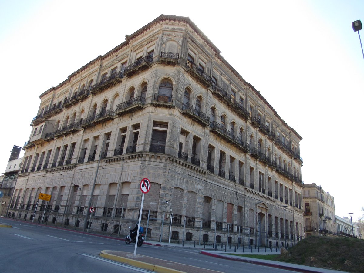 ElOjoChurrinche's tweet photo. Ex Hotel Nacional
Ex Facultad de Humanidades
Construido en 1890 a iniciativa de Emilio Reus
Fue Facultad de Humanidades desde 1947 a 1973
Cerrito, Piedras, Juan Lindolfo Cuestas
Otra impresionante obra que languidece a vista de todos sin que se actué en su restauración
Lamentable https://t.co/HDIpYYgEap