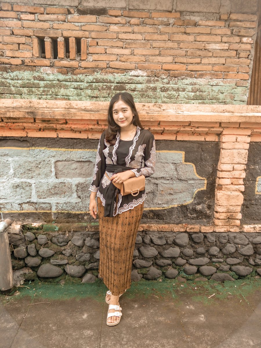 gebysashmita's tweet photo. Kebaya andalan selalu belinya di @suciwikebayabali yah ❤ https://t.co/rUX68wWbe5