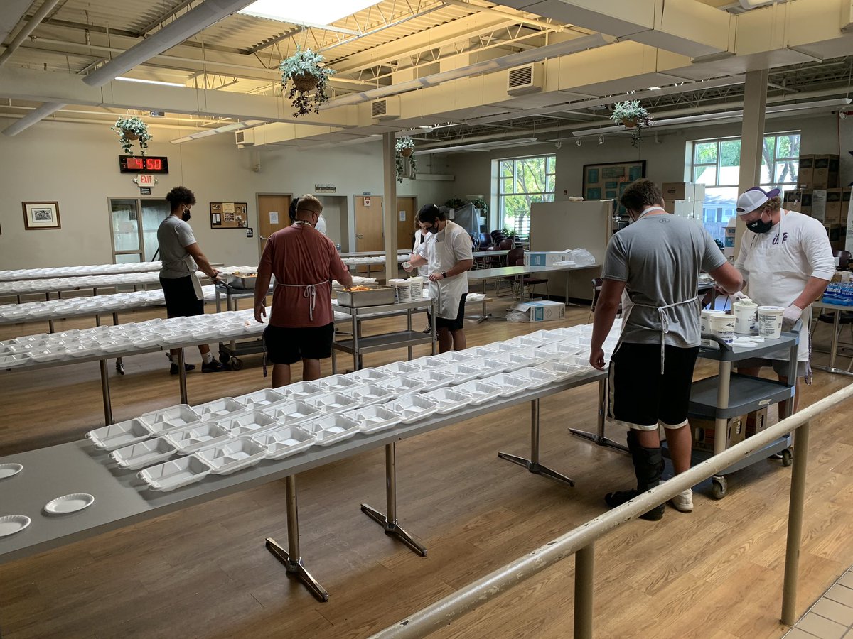 “Culture for Service” <a href="/USiouxFalls/">Univ. of Sioux Falls</a> 

@USFCooFootball players took time out of their day to serve and put their community before themselves <a href="/TheBanquetSF/">The Banquet</a> #WinnersWin