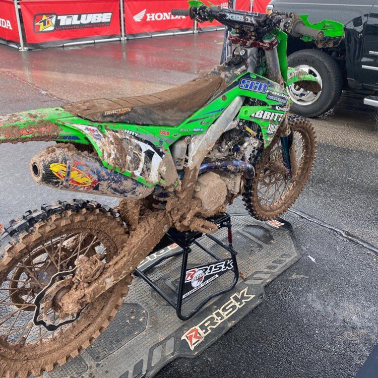 riskracingmoto's tweet photo. That stand! That pit mat! 😍 They are in stock and ready to go! Who’s ready to see A-Ray rip up Red Buddddd this weekend?! #riskracingmoto #riskracing #promotocross #kawasakimotorcycle #sgbracing #dirtbike #pitmat #bikestand
•
📸: @alexray61 https://t.co/IpyoMAiIvN