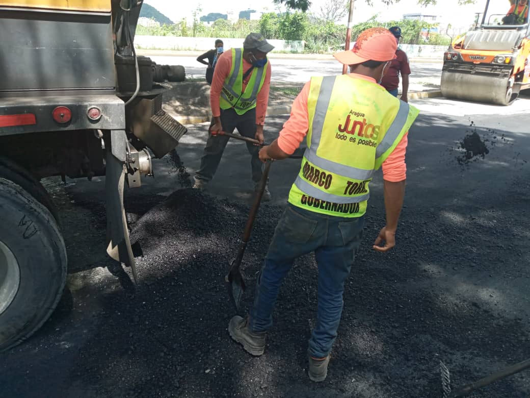 YafarNaim's tweet photo. 🚧#01Sep20📸Continuamos con el plan de bacheo en el sector 10 Av. 11 del Municipio #MBI gracias compromiso de Pdte. @NicolasMaduro y del Gdor. @MarcoTorresPSUV en el marco de la @MVzlaBella
#CuarentenaRadicalColectiva
@Mary_RomeroP @BrullerbyPSUV https://t.co/WptztMLRSF