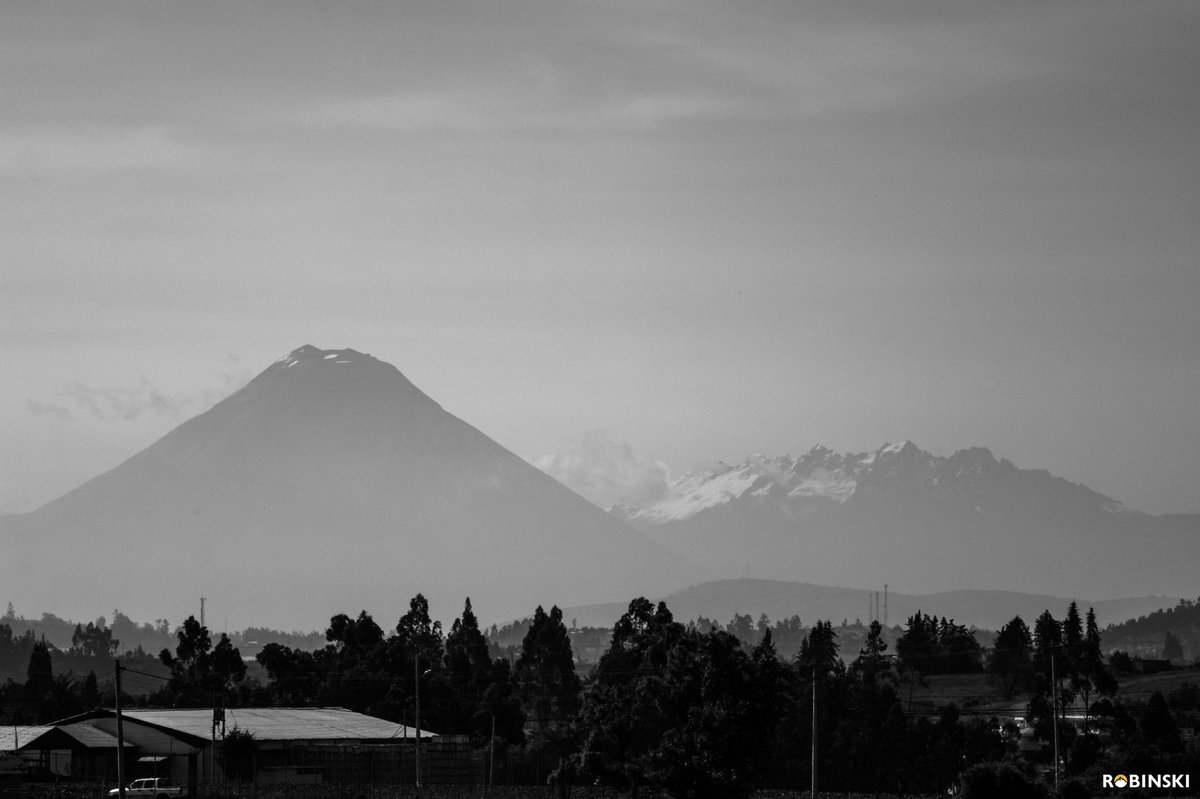 Robinski__'s tweet photo. Cuentan las leyendas que, con el apoyo del Carihuairazo, El Altar y la Tungurahua se amaban a las espaldas del Chimborazo.

Hasta que un día el Chimbo cayó en cuenta de la traición su furia creció hasta que finalmente en 1490 con una gran erupción, el Chimbo destrozó al Altar. https://t.co/FLrbRpmPic