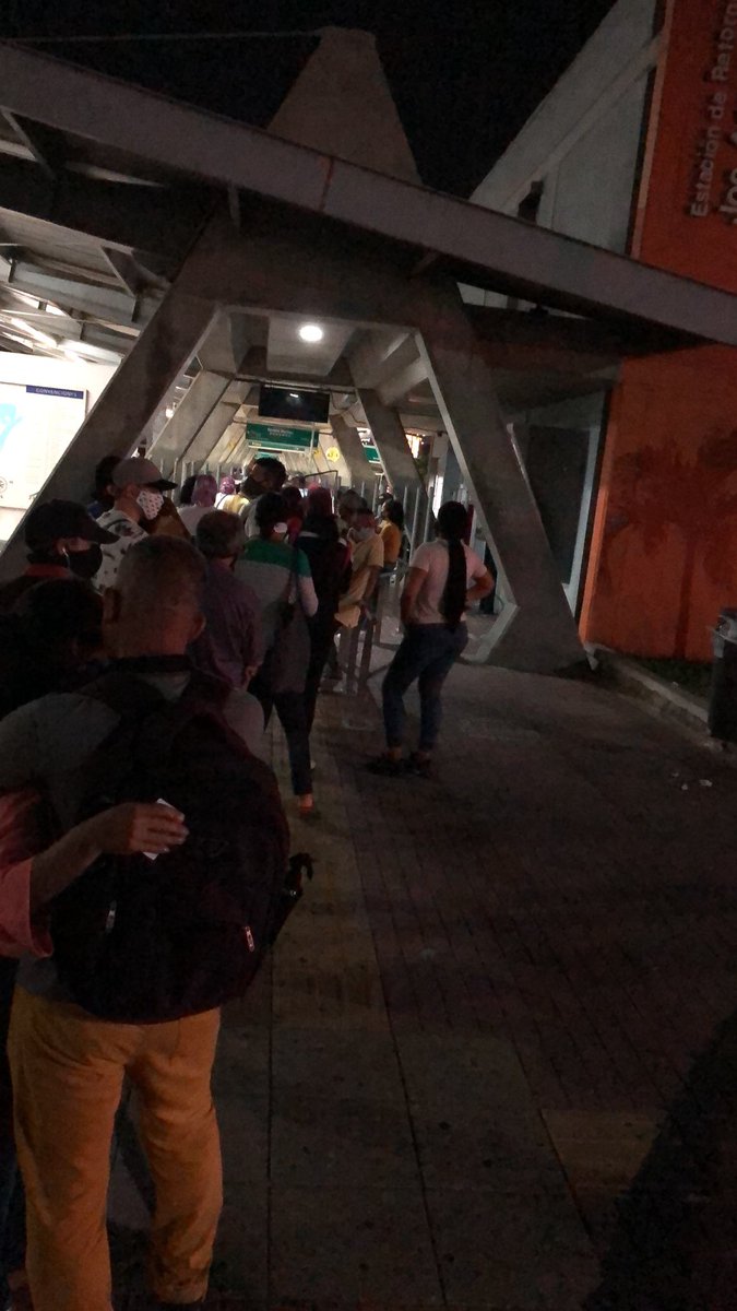 andrex186's tweet photo. @transmetrobaq No es hasta las 8 acá no nos dejan entrar al servicio ,como se resuelve su mala comunicación? https://t.co/ev5dxp92ZG