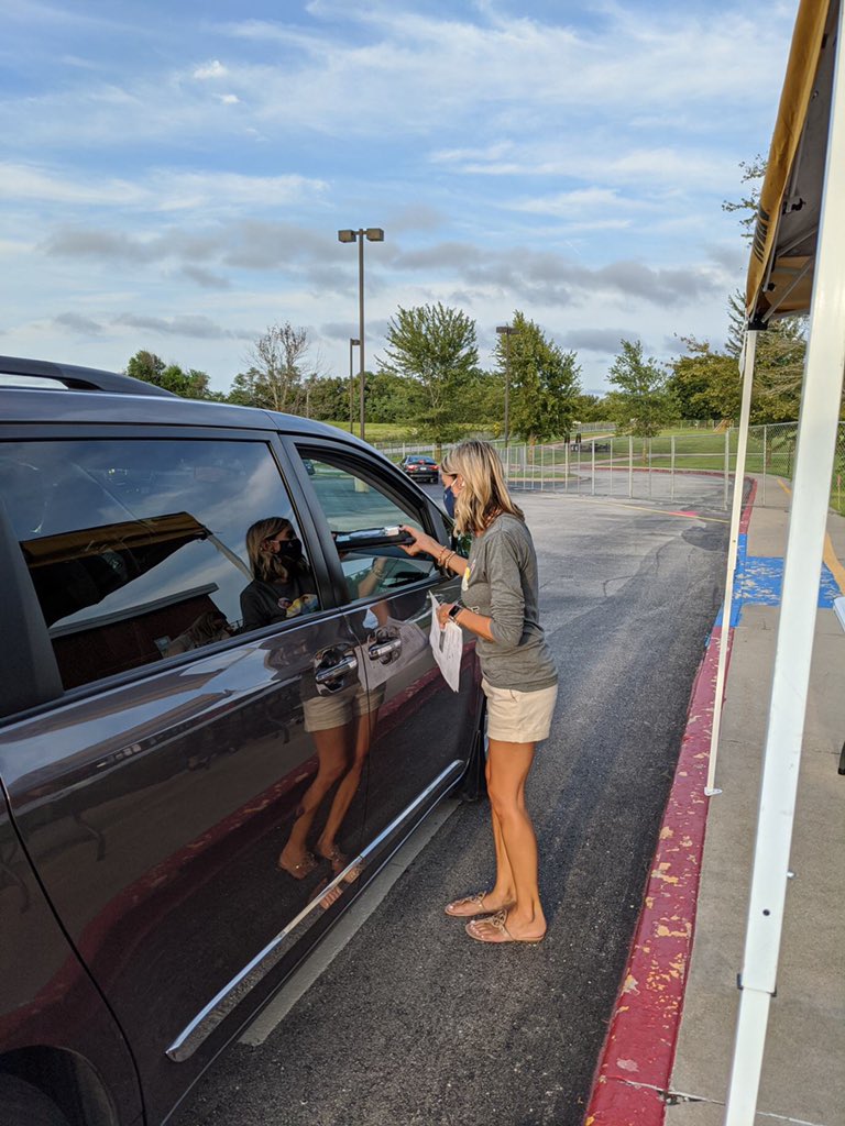 AmyMckinzie's tweet image. Successful device pickup night @rbebears! So thankful for the incredible army of volunteers that made it possible! @MrsReynoldsRBE @ajwoodfam5 @MR_JR_Reeder @NSchwartzTech @HSlateRBE @Carmveros1 @TeamSchubring @RBSmith23 @mrshowardRBE @tigerkat81 @MKoonse #cpstech #cpsbest