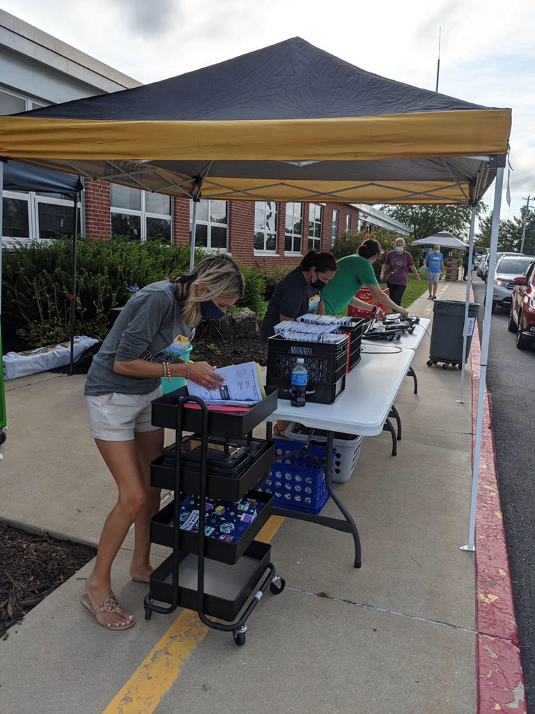 AmyMckinzie's tweet image. Successful device pickup night @rbebears! So thankful for the incredible army of volunteers that made it possible! @MrsReynoldsRBE @ajwoodfam5 @MR_JR_Reeder @NSchwartzTech @HSlateRBE @Carmveros1 @TeamSchubring @RBSmith23 @mrshowardRBE @tigerkat81 @MKoonse #cpstech #cpsbest