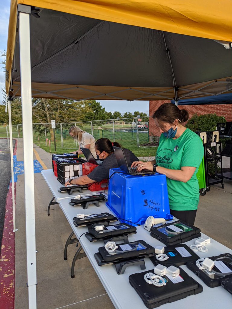 AmyMckinzie's tweet image. Successful device pickup night @rbebears! So thankful for the incredible army of volunteers that made it possible! @MrsReynoldsRBE @ajwoodfam5 @MR_JR_Reeder @NSchwartzTech @HSlateRBE @Carmveros1 @TeamSchubring @RBSmith23 @mrshowardRBE @tigerkat81 @MKoonse #cpstech #cpsbest