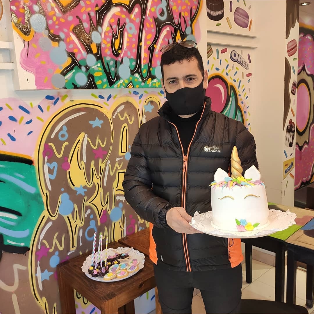 Fuimos al local de exquisiteces <a href="/palicakehouse/">Pali Cake House</a> a retirar la generosa donación de nuestro amigo Agustín Delacoix <a href="/ayodelacroix/">Agustín Delacroix</a>, Siempre Solidario. Vamos a entregar en merenderos de Tucumán.
#DARHASTAQUEDUELA 
#CONTAGIEMOSSOLIDARIDAD