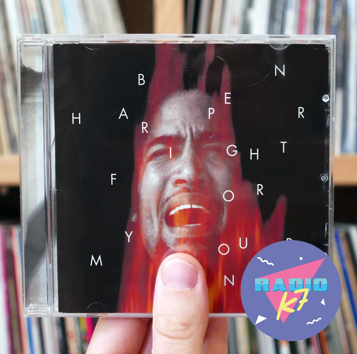 RadioK7Podcast's tweet photo. Pour la rentrée on a invité le comédien et auteur qu’on adore @nicolasberno pour parler de #FightForYourMind (1995) 🤩 ! C’est l’album qui transforme @BenHarper en artiste culte, un disque puissant et parfaitement inclassable.
Bonne écoute sur 🎧 https://t.co/bVi4u0KrtW https://t.co/yVRLJdcC62