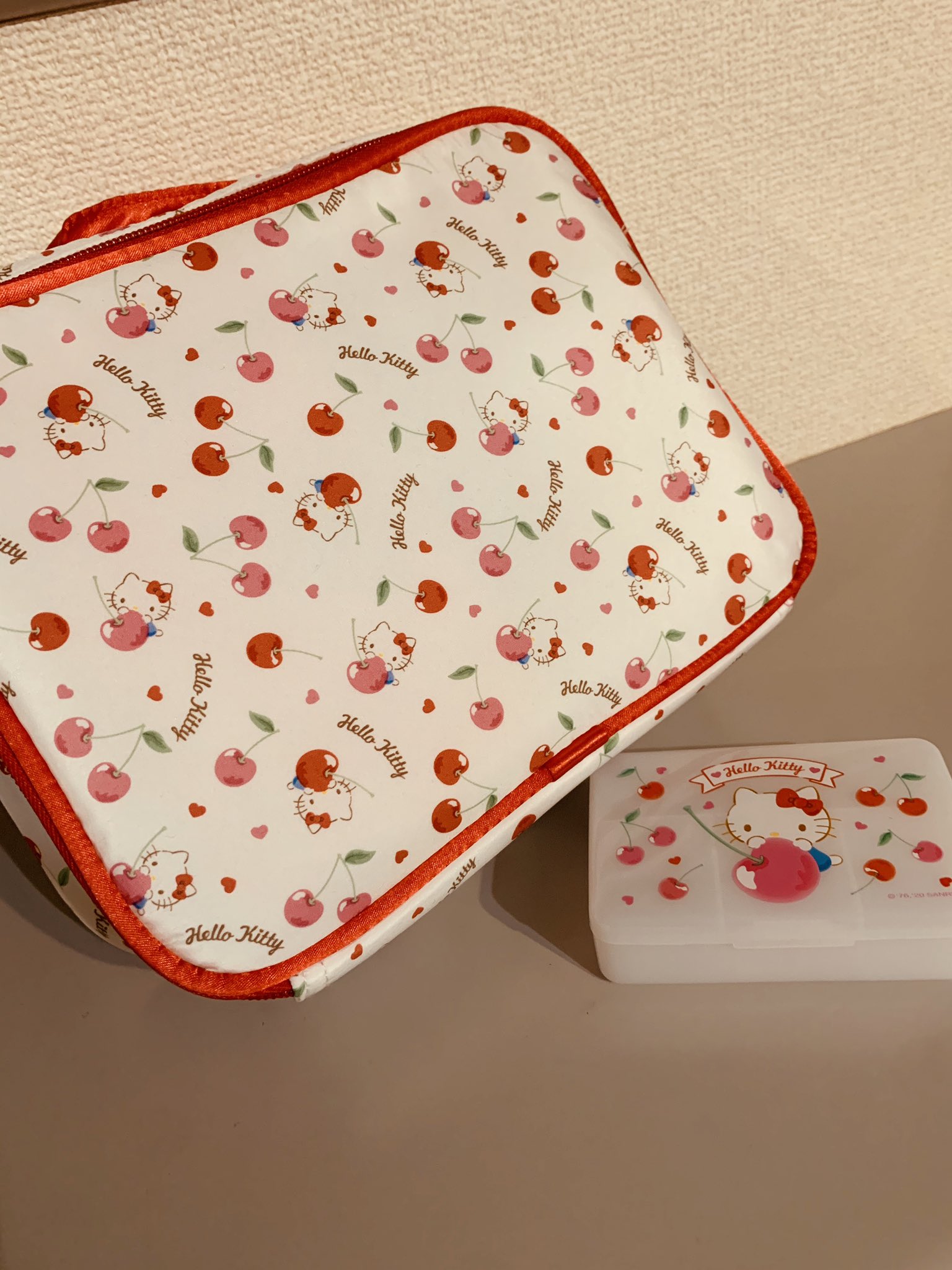 さいわい 郵便局で売ってたキティちゃんのポーチとピルケース いくつになってもリボンとさくらんぼ柄によわい さいわい 郵便局で売ってたキティちゃんのポーチとピルケース いくつになってもリボンとさくらんぼ柄によわい