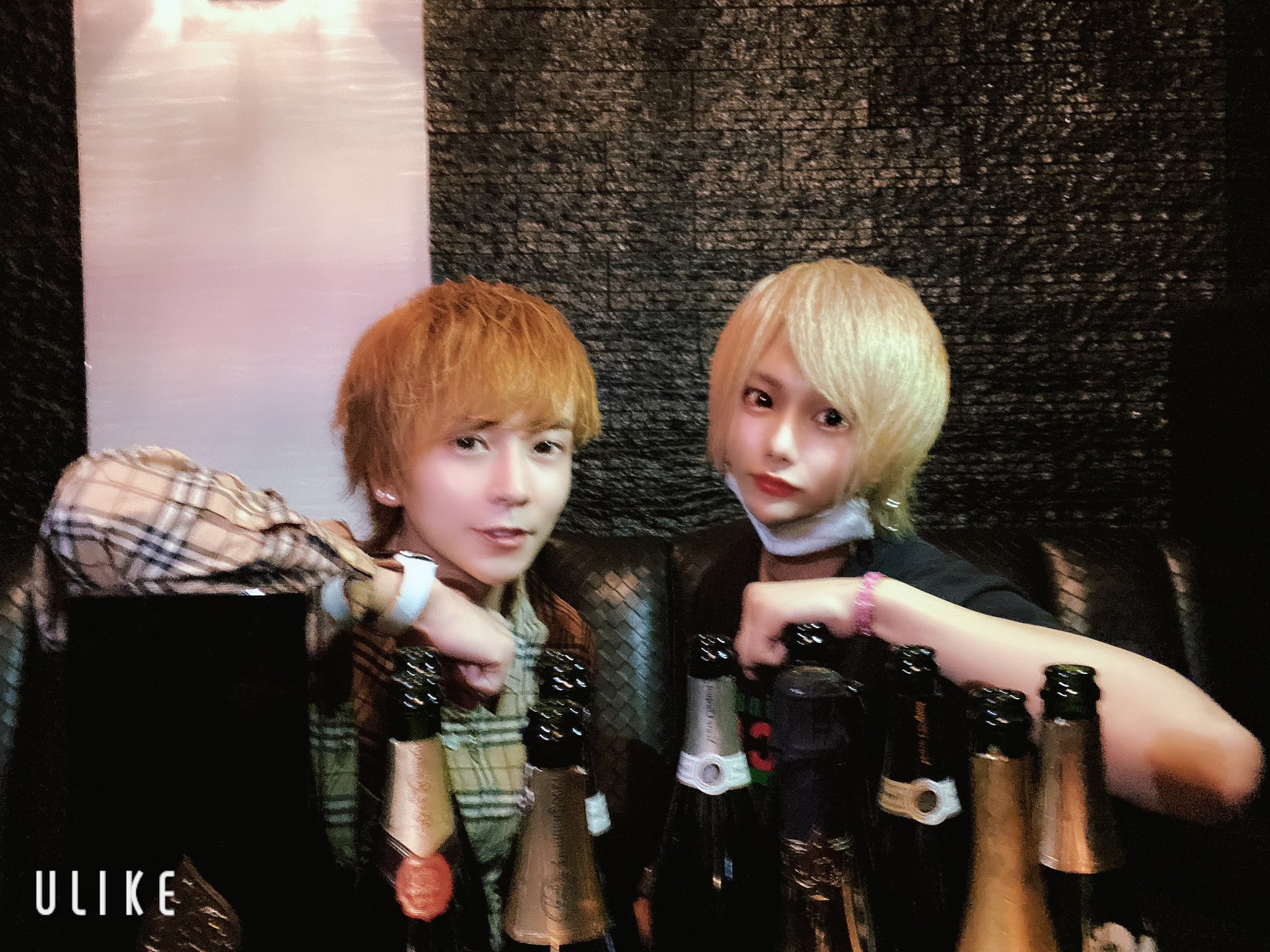 るあくん 昨日から冬月グループdezonに入店しました 初出勤初日から沢山の女の子や同業さんがシャンパン開けてくれてとても嬉しかったです 先輩に写真も撮ってもらいました 応援 いいね リツイート良ければよろしくお願いします ホスト 歌舞