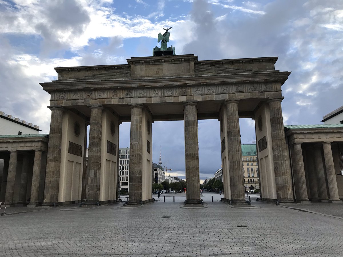 The last part of my daily commute takes me thru Brandenburg Gate. Every time it feels like a privilege. When I was a kid diplomat, there was a wall right here dividing #Berlin
My daily reminder that #change for the good is possible, and surprises, too.