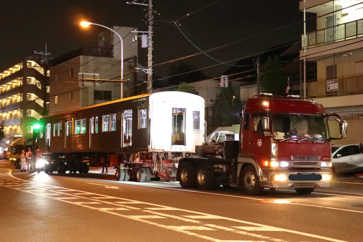 Tokuchan4698606's tweet photo. 【2020.9.1 東急8500系8615F 廃車陸送へ】
8615Fにおいて、1回目の廃車陸送です。
デハ8815(9号車)・デハ8515(10号車)が搬出されました。
デハ8515(10号車)の渡り板がブルーシートの外に出ている状態でした。
#東急8500系
#8615F https://t.co/3UQiLh6f5W
