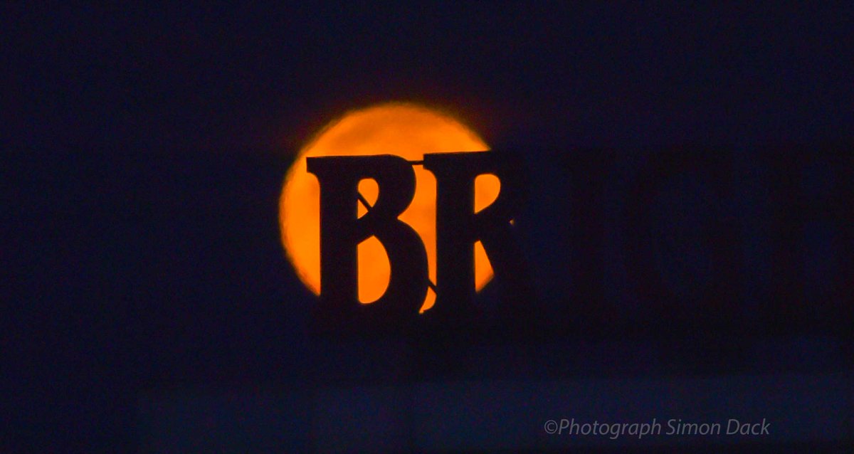 September Full Corn Moon drops behind Brighton Palace Pier this morning <a href="/AlamyNews/">Alamy News</a> <a href="/AlamyContent/">Alamy Content Team</a>  #FullCornMoon #Weather #Brighton <a href="/BTNPalacePier/">Brighton Palace Pier</a> @Vervate <a href="/brightonargus/">Brighton Argus</a>