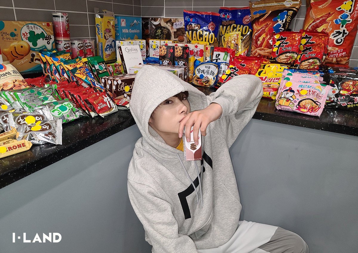 eggies23's tweet image. NIKI LOOKS LIKE HE WAS A MODEL OF FOODS KSJSKSKSHS HE LOOKS SO POWERFUL 👉👈
#ILAND_EP9