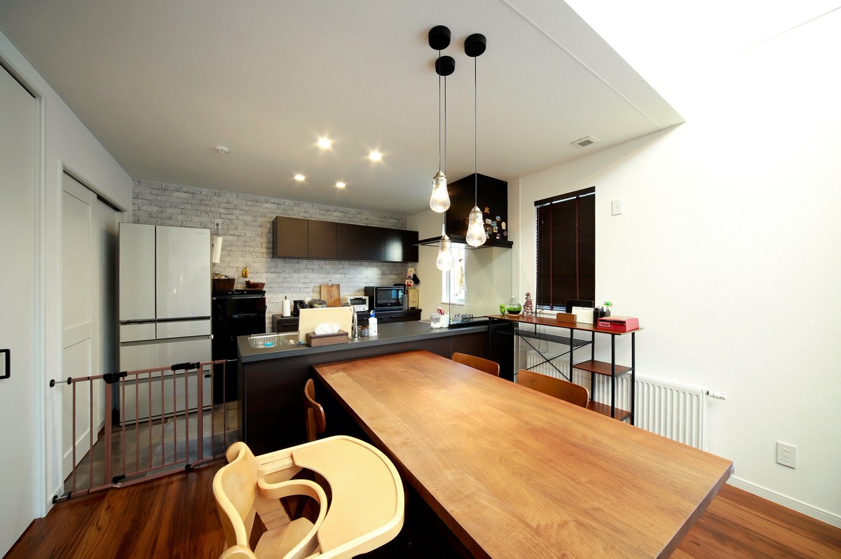 豊栄建設 マイホームアドバイス ダイニング 4 4 ダイニングには 青白い系統の照明はあまりおすすめではありません やはり黄色系の照明のほうが 温かみがあり 料理が美味しそうにみせられますよ 注文住宅 新築戸建て マイホーム 家づくり