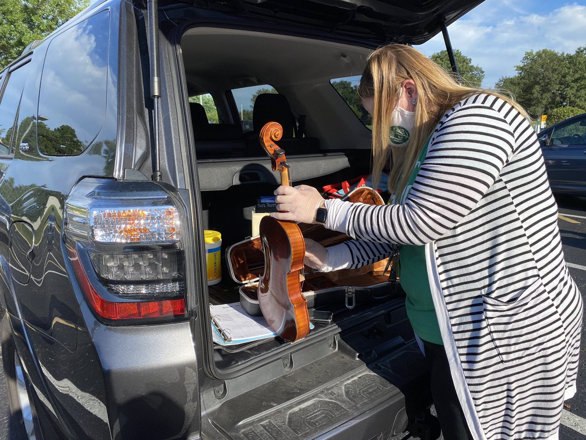 Excited to see our strings musicians up on campus as they connect with Dr. Butchko for socially distanced instrument tuning sessions. Looking forward to hearing their early morning music in their GoogleMeets! #msdr9