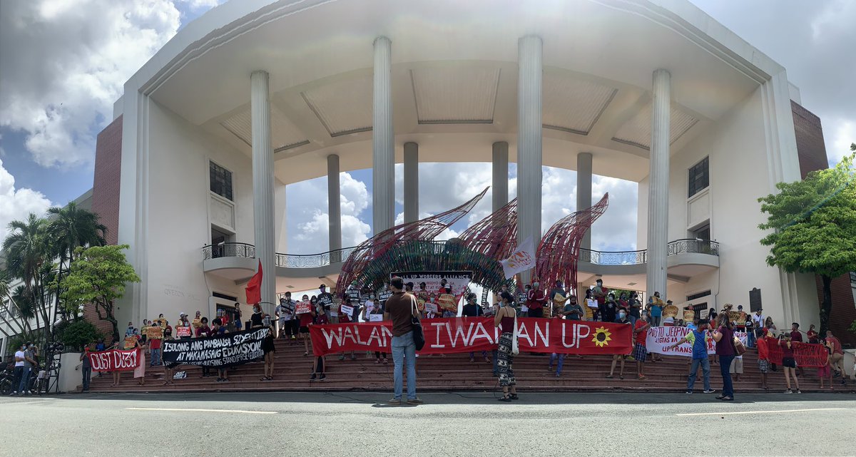 standupdiliman's tweet image. Kasalukuyang nagtitipon sa harap ng Quezon Hall ang iba’t-ibang sektor UP Community upang ipanawagan ang pag suspinde ng pag uumpisa ng klase sa Setyembre 10. 

#PostponeClassesUP
#UPNotReady
#WalangIwananUp