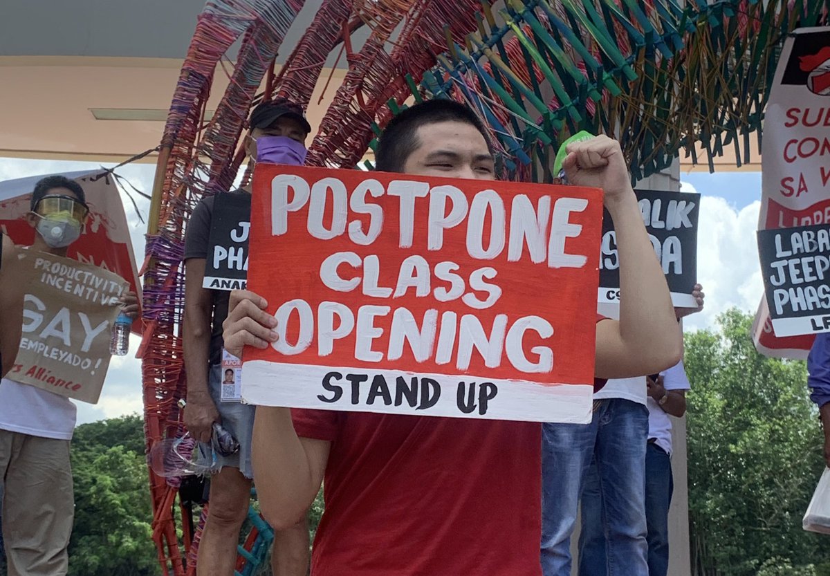 standupdiliman's tweet image. Kasalukuyang nagtitipon sa harap ng Quezon Hall ang iba’t-ibang sektor UP Community upang ipanawagan ang pag suspinde ng pag uumpisa ng klase sa Setyembre 10. 

#PostponeClassesUP
#UPNotReady
#WalangIwananUp