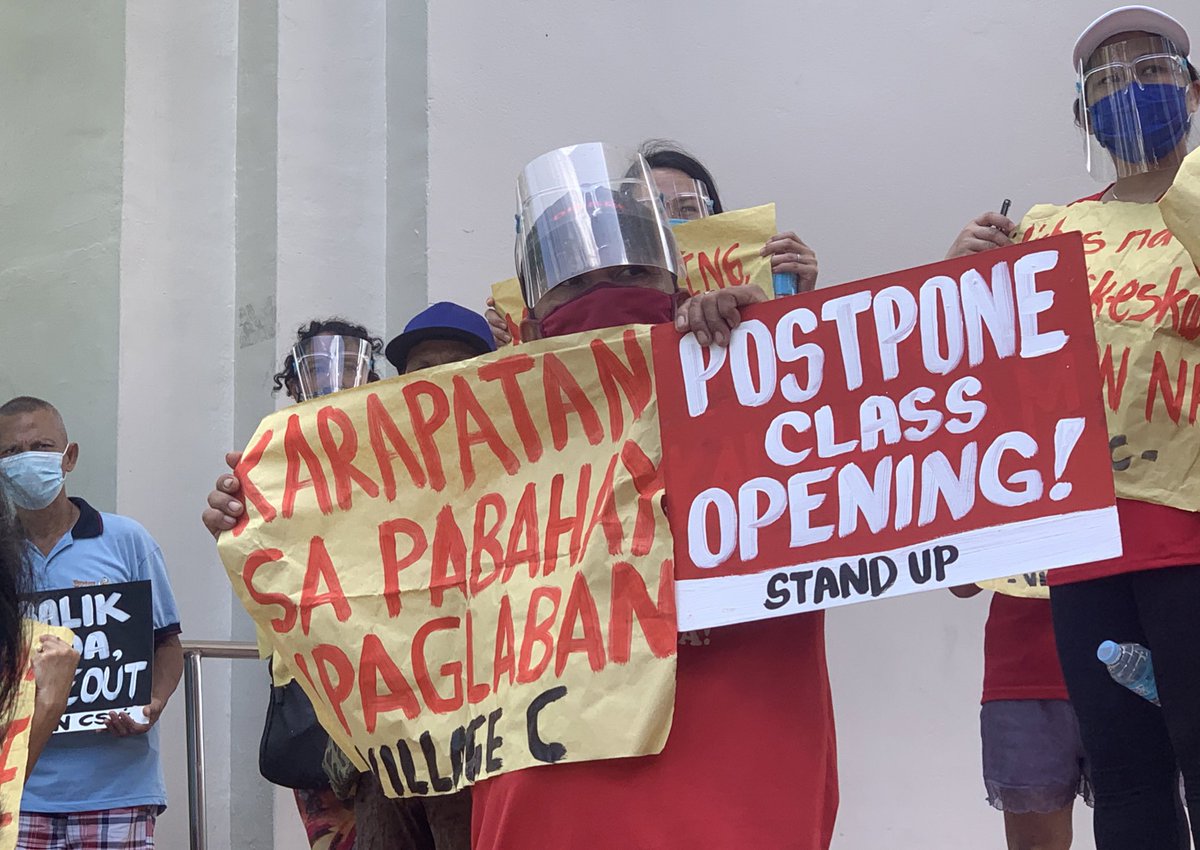 standupdiliman's tweet image. Kasalukuyang nagtitipon sa harap ng Quezon Hall ang iba’t-ibang sektor UP Community upang ipanawagan ang pag suspinde ng pag uumpisa ng klase sa Setyembre 10. 

#PostponeClassesUP
#UPNotReady
#WalangIwananUp