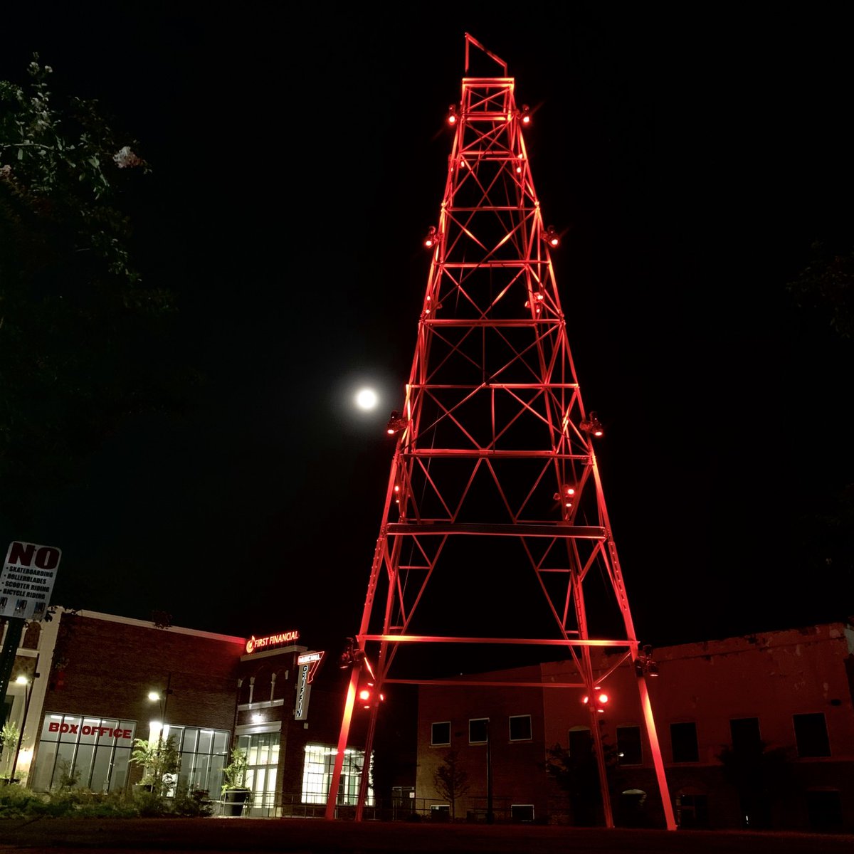eldo_MAD's tweet photo. Tonight MAD joined live event venues &amp; businesses across the country by lighting our venue red to support the millions of live event professionals who are out of work due to the pandemic. ❤️

Check out the #wemakeevents initiative now >> https://t.co/fHiJD3g6lp https://t.co/hfz2QdX5rq