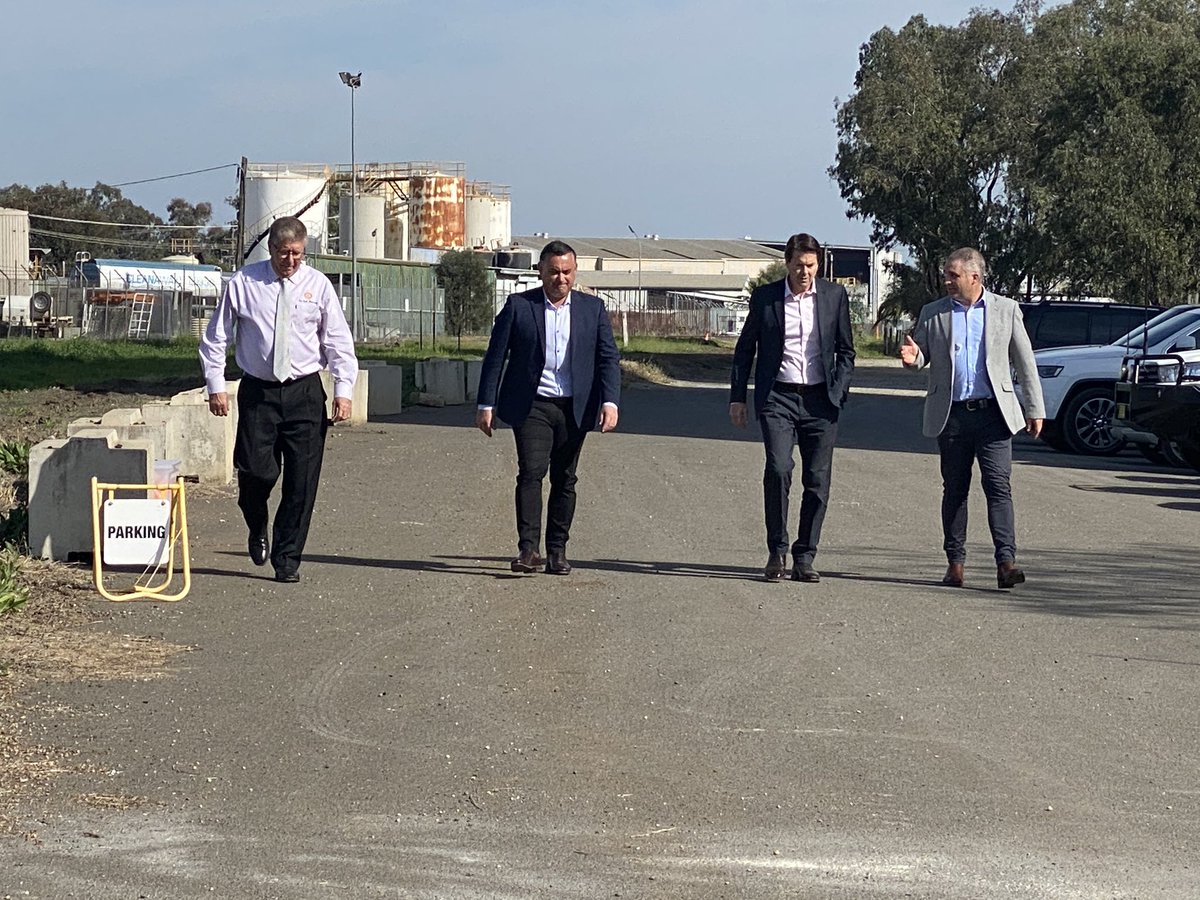 Kevinandersonmp's tweet image. Full steam ahead for Tamworth’s Intermodal freight centre $28m funded today @JohnBarilaroMP road rail and air - the trifecta for regional growth and economic development.  Look to Tamworth - green light operational Sept 2021 @QubeHoldings @NSWNationals