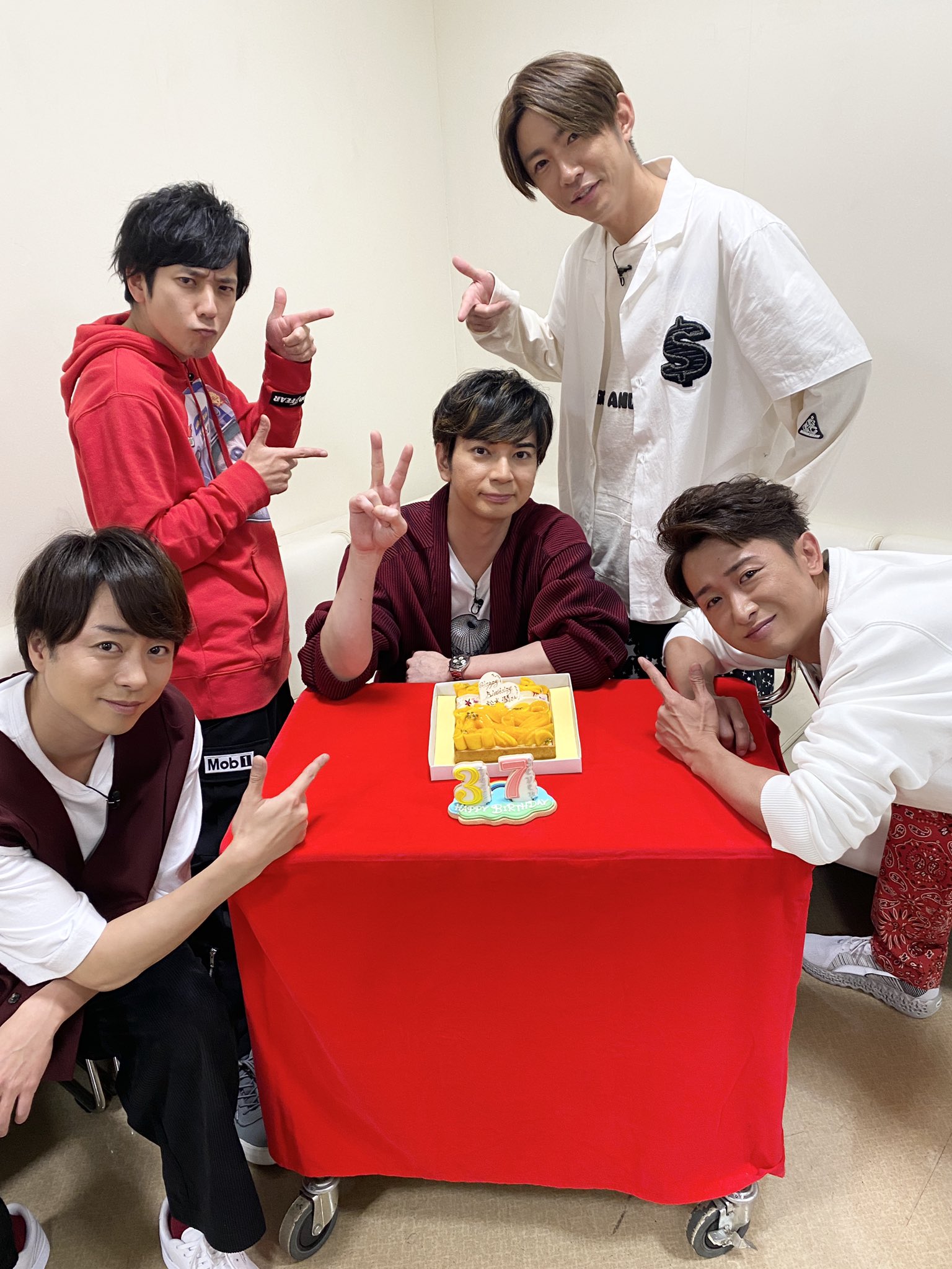 Arashi Vs嵐の収録でメンバーとスタッフにお祝いしてもらいました みんなからもたくさんの温かいメッセージをもらいました ありがとう これからも5人で走るぞー 潤