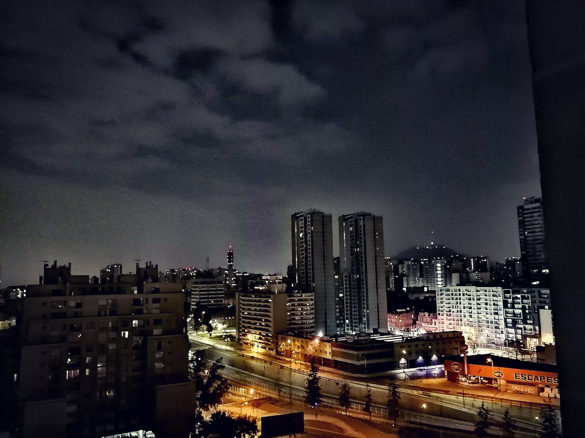 carozae's tweet photo. #oloragas #Chernobyl Nube que avanza por el poniente hacia el norte. #BarrioRepública #Toesca https://t.co/uZdgKKszyt