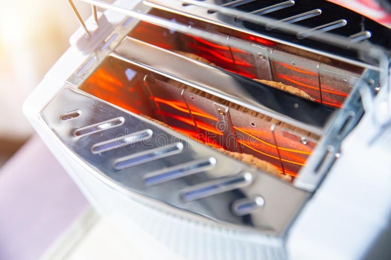 Apa benda biasa di rumah yang mengeluarkan thermal radiation ni? Toaster dan oven. Perasan tak bila dia panas dia akan bercahaya? Sebenarnya 90% daripada haba tersebut dikeluarkan dalam bentuk infrared dan 10% dalam bentuk cahaya (visible light)
