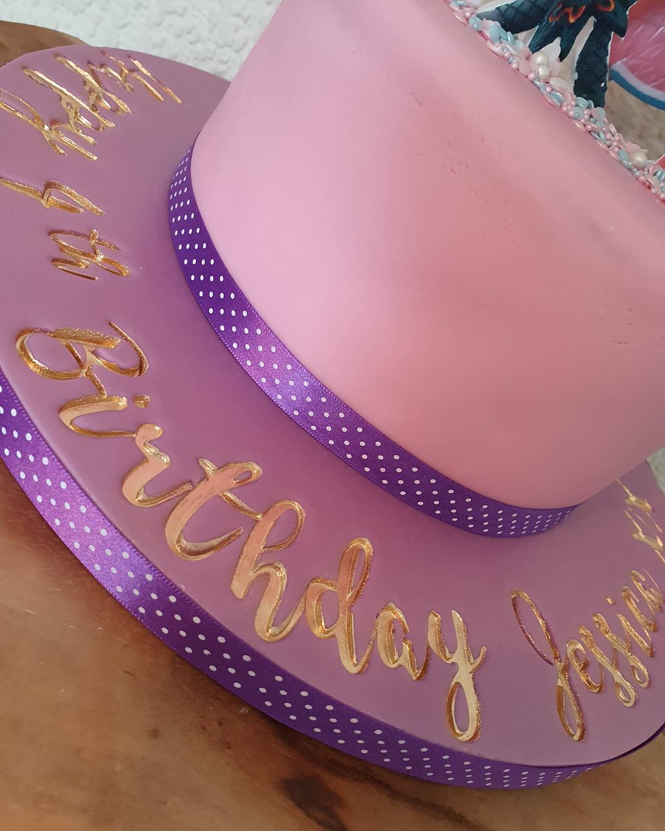 AuntieCakeBakes's tweet photo. Hoping Jessica had a very happy birthday celebrating with Queen Poppy and Queen Barb from Trolls 🥳
#AuntieCakeBakes #birthdaycake #Trollscake #Trolls #noveltycake #childrenscake #eastlondonbaker #essexbaker #cake #baking https://t.co/vqg53lXiuH