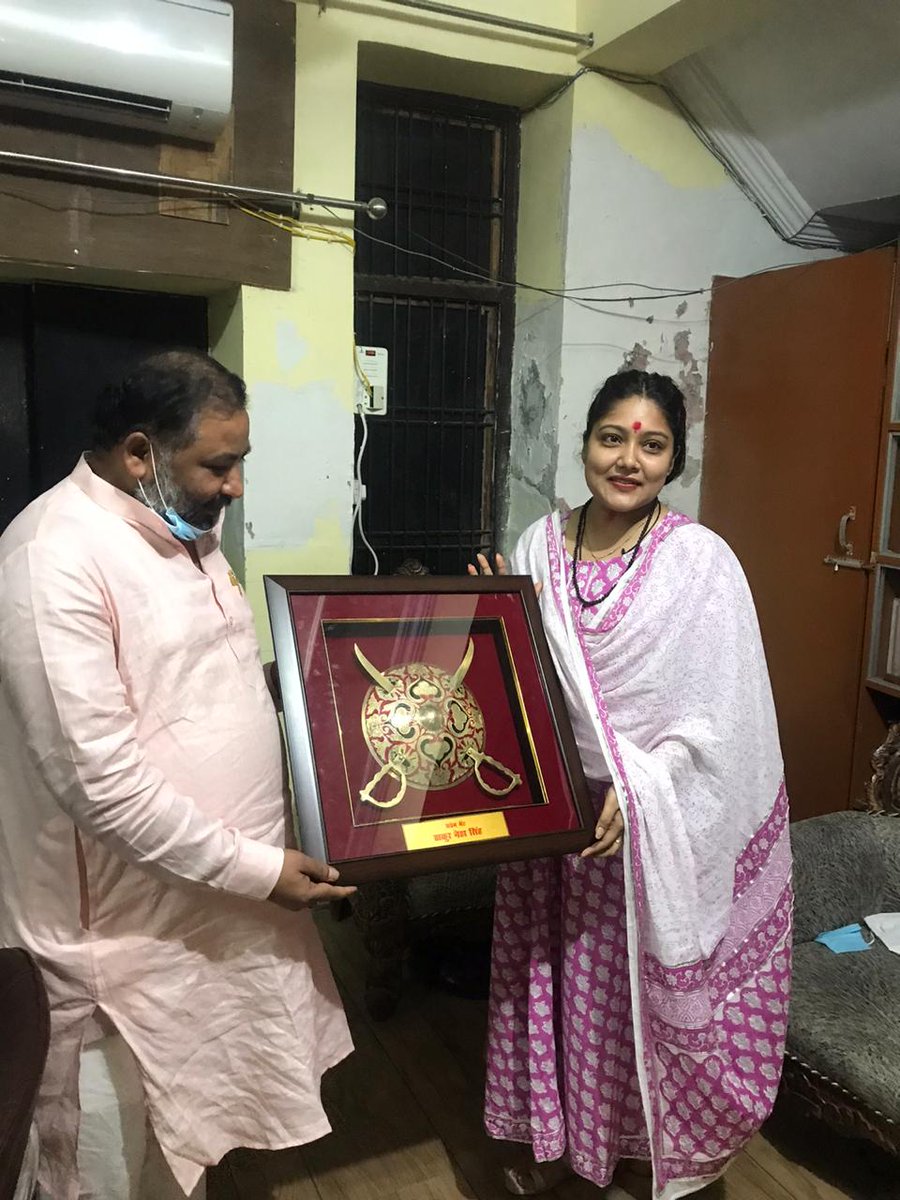 NehaSingh_BJYM's tweet photo. ऊर्जावान,तेज़तर्रार भाजपा प्रदेश उपाध्यक्ष बड़े भैया दयाशंकर जी को पुनः भाजपा प्रदेश उपाध्यक्ष बनाए जाने पर मिल कर बधाई दी एवं शुभाशीष प्राप्त किआ
ये आपका संघर्ष और पार्टी के प्रति समर्पण ही है जिससे लगातार तीसरी बार शीर्ष नेतृत्व ने आपको बड़ी जिम्मेवारी वहन करने का सुअवसर मिला https://t.co/hXf7d9lQ8w