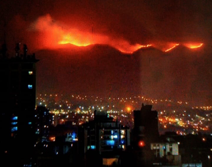 Piripink's tweet photo. I'm so happy cause its raining ♥️ this past few weeks, the forest in the mountains near the city I live was on fire, a lot of animals died, and there were so much lost.
It hasn't rained in months and tonight it's finally raining! Hope the fire ends for good🙏 https://t.co/9sDerbvve8