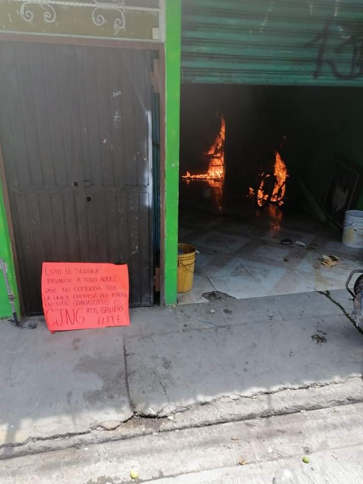 ElPerro11218540's tweet photo. #Nacional #Guanajuato
Queman vivienda en comunidad de Rincón de Tamayo, municipio de #Celaya.

#GrupoÉlite del #CJNG deja #narcocartulina

@blogdelnarcomx @SinEmbargoMX @UnidadDeInteli1 @CarlosLoret @Diariodenarco https://t.co/GNmF8uSbbU