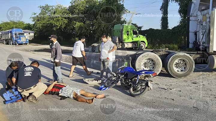 Oscar_Chvz's tweet photo. Trasladan a hospital a motociclista tras impactarse contra un tráiler en LC https://t.co/yMuEiAOaAl
