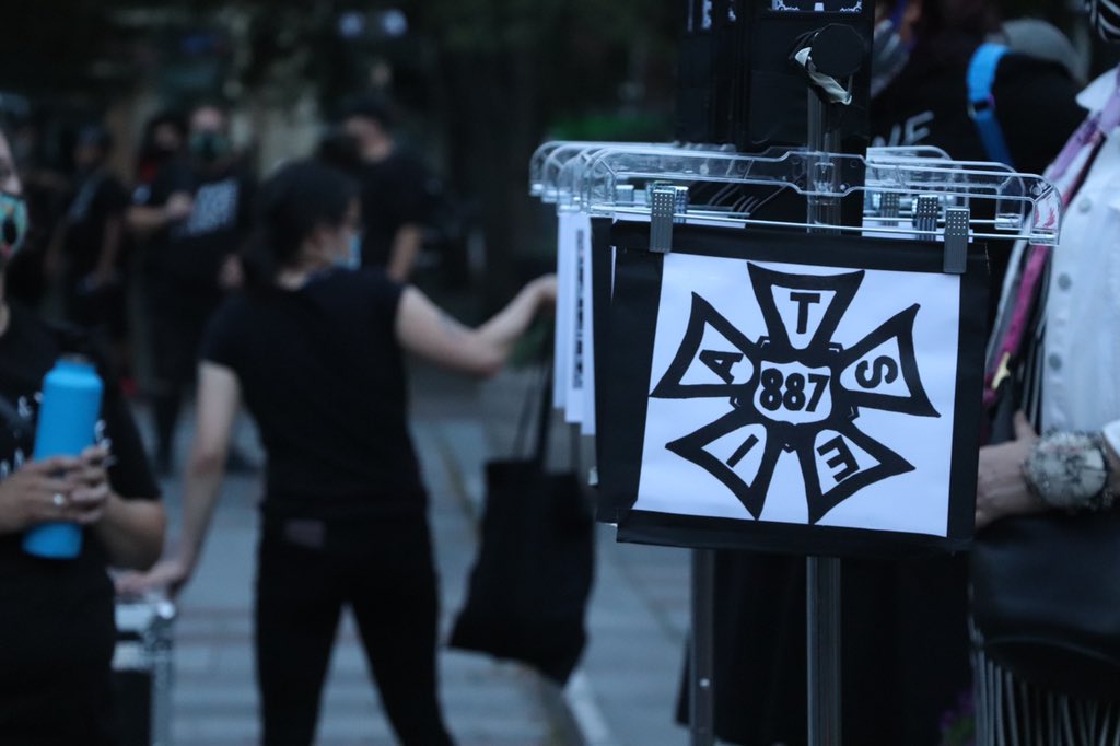 MLKLabor's tweet photo. Seattle is on #RedAlert to the long term impact that COVID could have on the live events and arts industry in our community.

Art is essential! We cannot let this industry die. We need federal economic relief.

#iatse #redalertrestart #wemakeevents https://t.co/7XB4ntgHSB