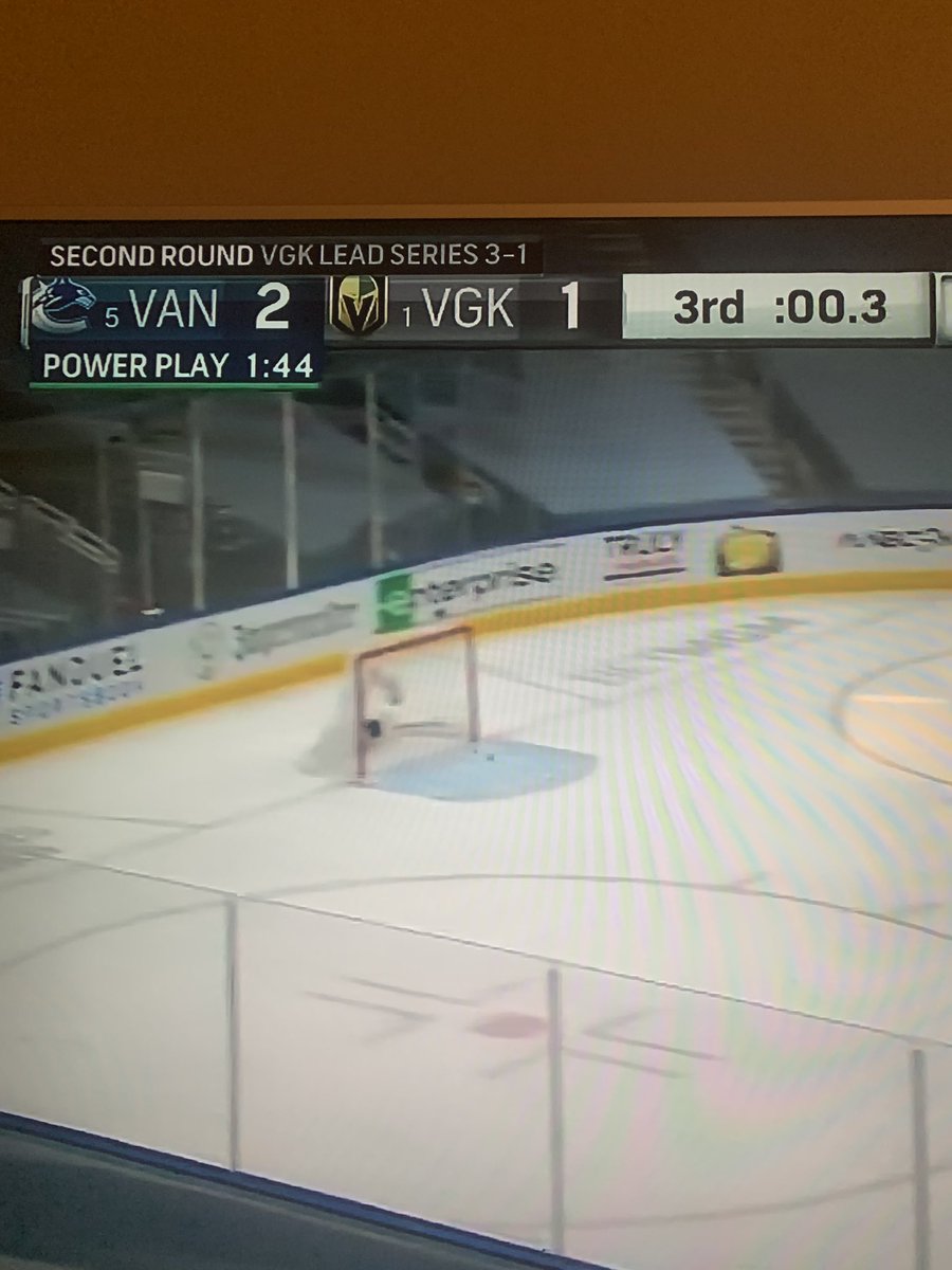  @DraftKings  @DKSportsbook  @NHL  @Canucks  @SportsCheetah  @Stuckey2  @ActionNetworkHQ DraftKings/NHL this goal def crosses the line before horn sounds/clock at zero! Look at it clearly in the net with .1 left! I have an exact score 3-1 Canucks prop bet here  Any reviews of this?