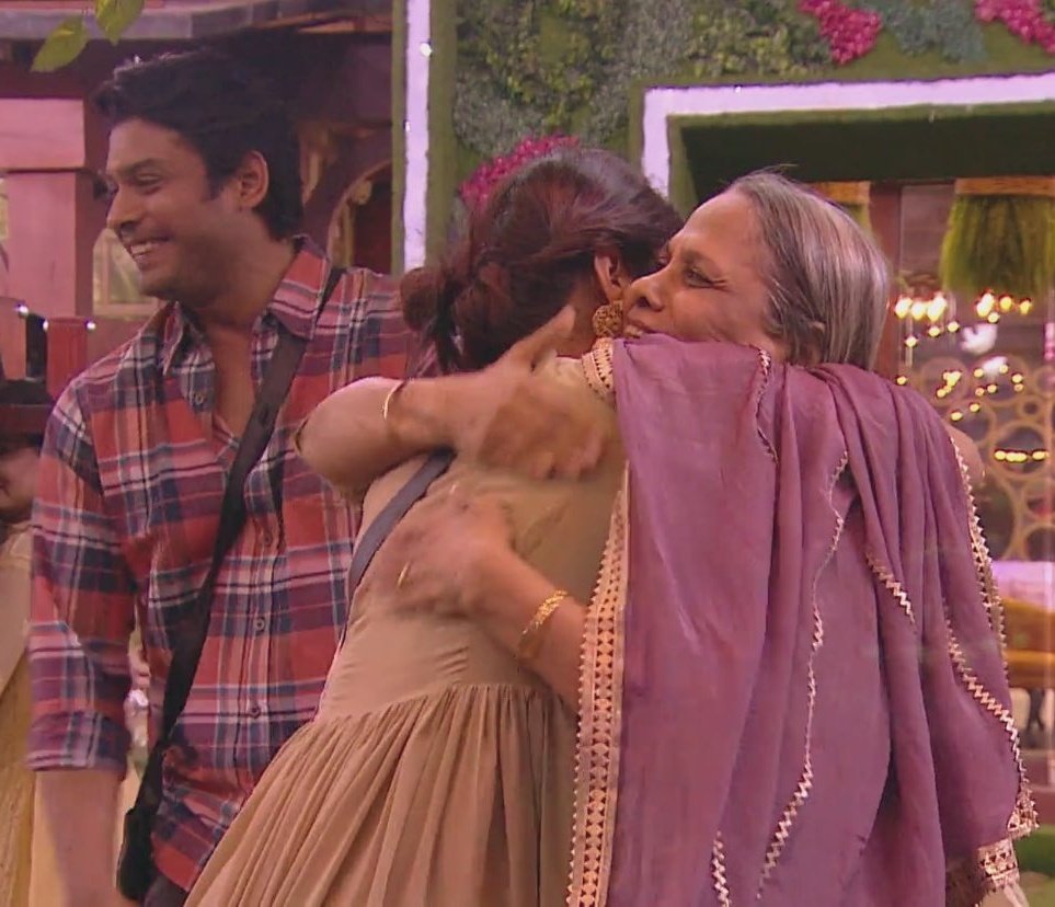 Palak on X: Everyone Is Shipping #SidNaaz Bond.... I Want To Ship #RiNaaz  Bond.... Pic 1: Just Looks At Her The Way She Blush While Looking At Rita  Aunty...Haaye Bilkul 'Desi Bahu'