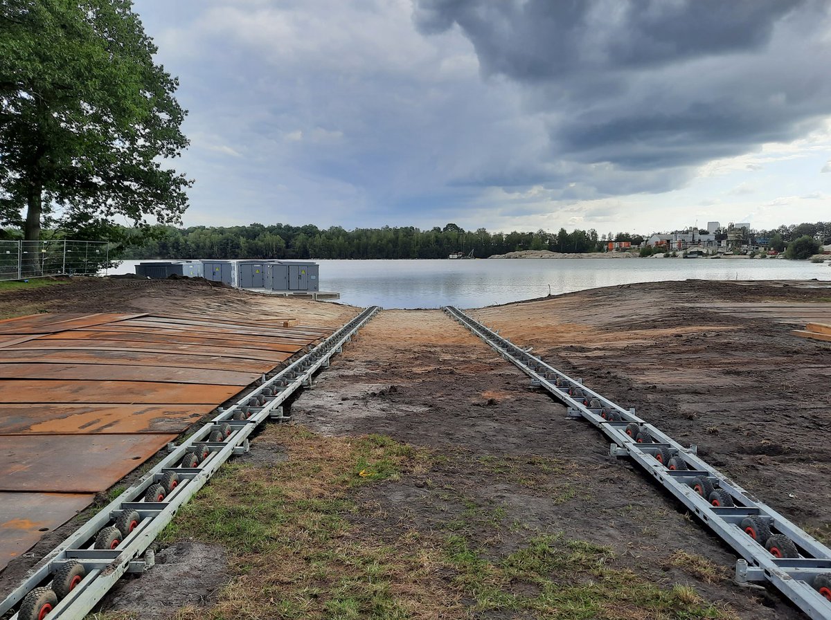 Best fascinerend. Een drijvend zonnepark op een oude zandput bouw je dus gewoon op het land. Kwestie van een goed lopend treintje organiseren.