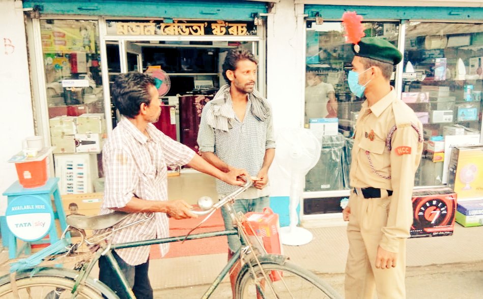 ProAssam's tweet photo. #WeCare
#HarKaamDeshKeNaam
#12Assam (I) Coy #NCC #Golaghat carried out #ExYogdan. Acting on request of Mr BC Modi, DC Golaghat, 50 SD/SW #Cadets assisted Civ Adm & spread awareness on #COVID19 amongst the locals to keep them safe. @HQ_DG_NCC @SpokespersonMoD @easterncomd @adgpi https://t.co/Y2hPkeKqo9