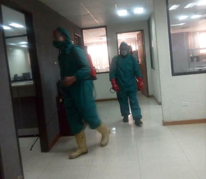 DIpasme's tweet photo. Siguiendo instrucciones de la Junta Administradora del IPASME, la Dirección de Gestión Humana en conjunto con Defensa Civil, realizaron desinfección del Edificio Sede. @NicolasMaduro @nicmaduroguerra @psuvaristobulo @dcabellor @MPPEDUCACION https://t.co/dmZnmOcTpL