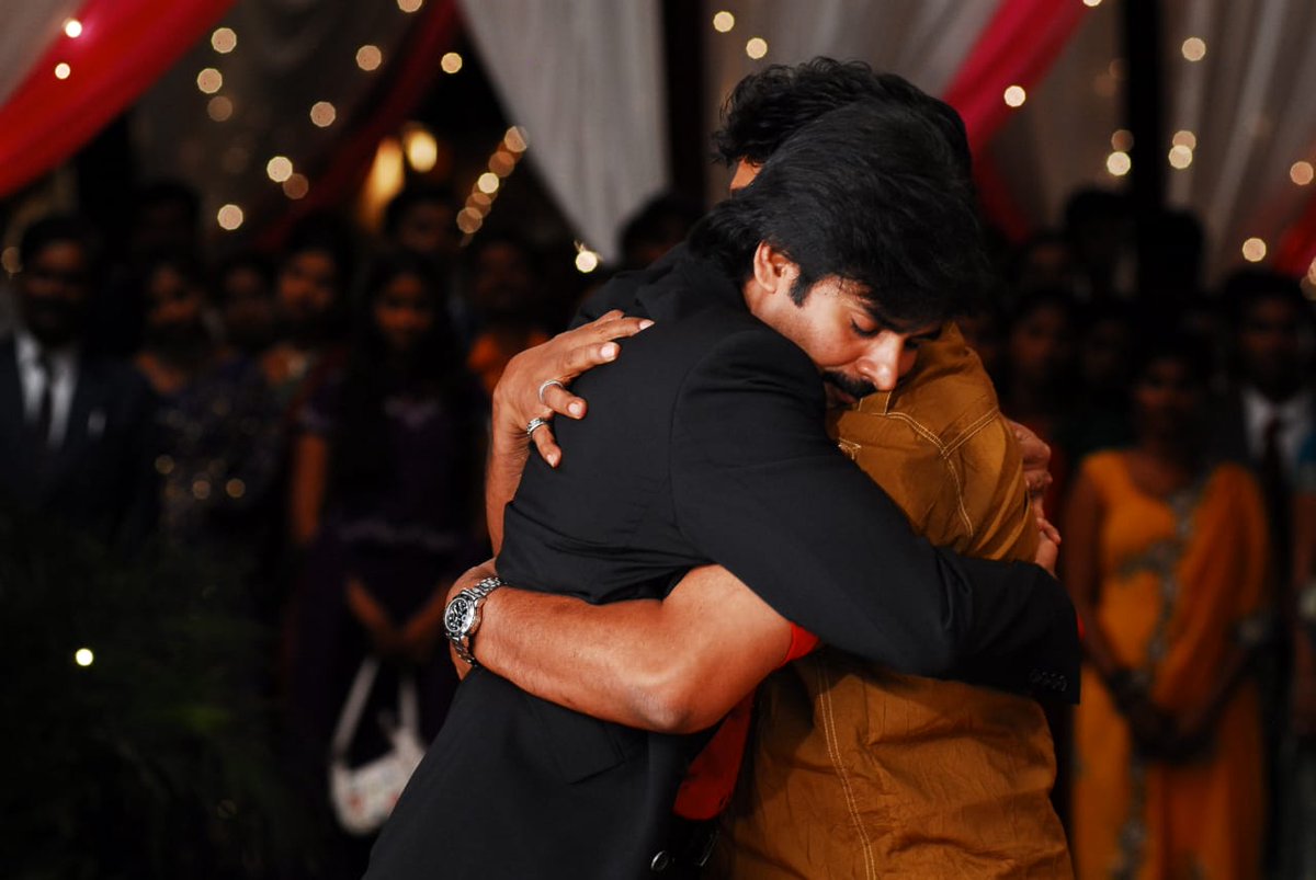 telugufilmnagar's tweet photo. Can there be a better picture than this today! 💕  @KChiruTweets @PawanKalyan 

#HBDPowerStar #HBDPawanKalyan https://t.co/eGXa3FpJEK