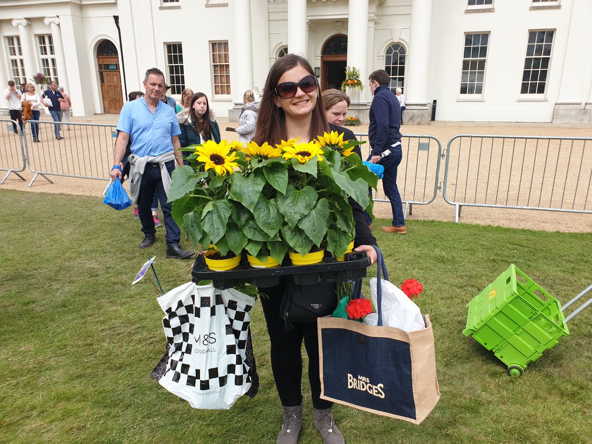 Have you grown any Sunflowers this year? We'd love to see some photos of how tall they are! The Guinness World Record for the tallest Sunflower currently stands at 30ft 1in (9.17 metres) - have you beaten it? 🌻 nationalflowershow.co.uk