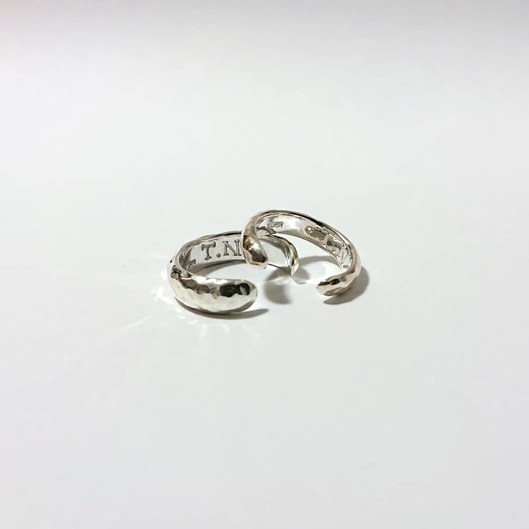 yusuke1347's tweet photo. オーダーありがとう!!!
親友からの依頼で
フルオーダーでトゥリングを
制作しました。
念願の叩き加工のリングだったようでイメージもピッタリで
とても喜んで貰えて
嬉しかったです😁
トゥリングでペアって着眼点が
彼ららしくて他に無い感じが
面白い👏
#bulletmark
#ペアリング
#トゥリング https://t.co/Z85enlIzEk
