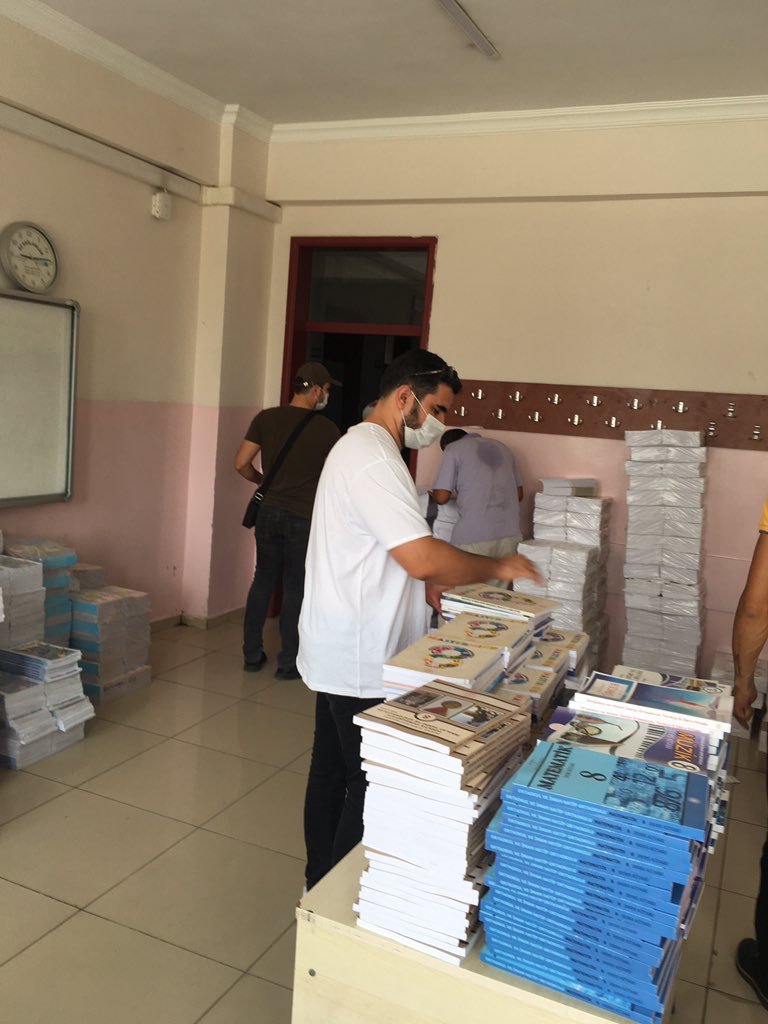 KaracaoglanO's tweet photo. Her kademedeki öğrencilerimize bir gün belirleyerek kitapları öğrencillerimizle buluşturmaya  başladık.📚👩🏼‍🏫🧑‍🏫Emeği geçen öğretmenlerimize teşekkür ederiz🙏 https://t.co/IZ4uDafSdI