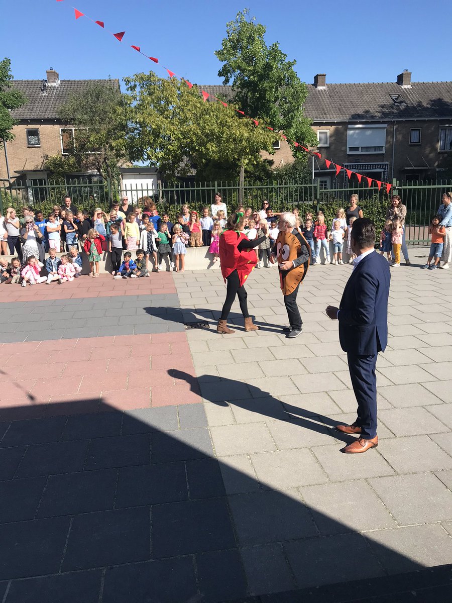 marlousverbeek's tweet photo. Vanochtend met @mwhoelscher
twee buurtsportcoaches en een medewerker van de gemeente, de aftrap gegeven van het traject Gezonde School, bij de #Beatrixschool in #Huizen.
Wat was het leuk !
Dank locatieleider Michiel van den Brink en je team voor de gastvrije ontvangst ! https://t.co/jO2HPvhppT