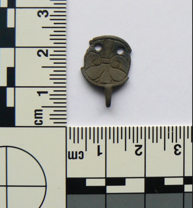 EMidsVikings's tweet image. This silver hooked tag found near Sleaford, #Lincolnshire is constructed from a circular plate and single hook. The decoration features a trefoil with fillet design on the front probably influenced by the #Ringerike style. #EMidsVikings 🔗tinyurl.com/yyj36abu
