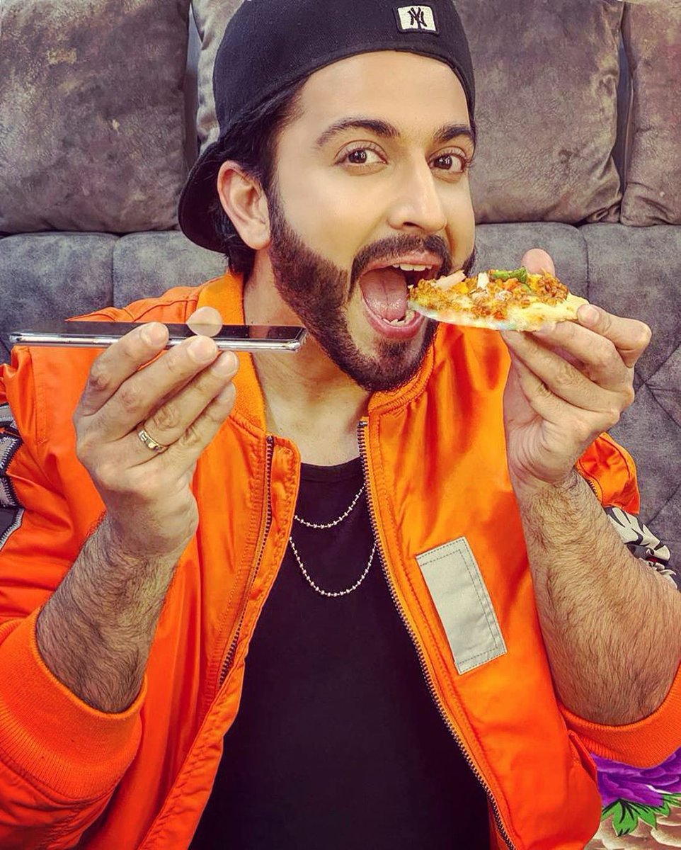 No one can look at this pizza or phone coz cutest one holding can't let us to lose sight of him💖💖😉
@DheerajDhoopar #DheerajDhoopar #kundalibhagya
#zeetv #thekaranluthra #cuteboy
#dimpleking #lovehim❤