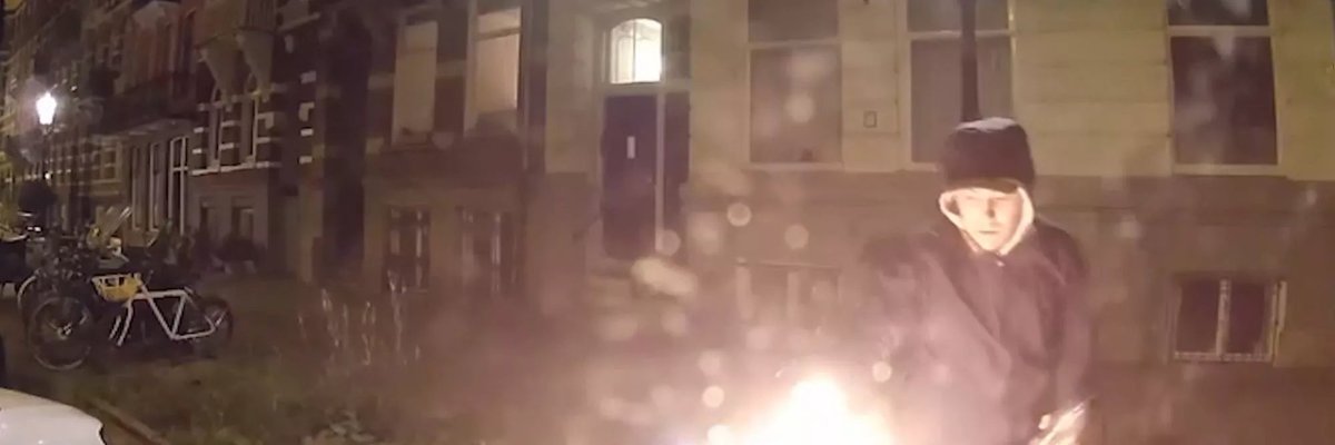 Dashcam filmt hoe man auto in brand steekt in Centrum
at5.nl/artikelen/2041…