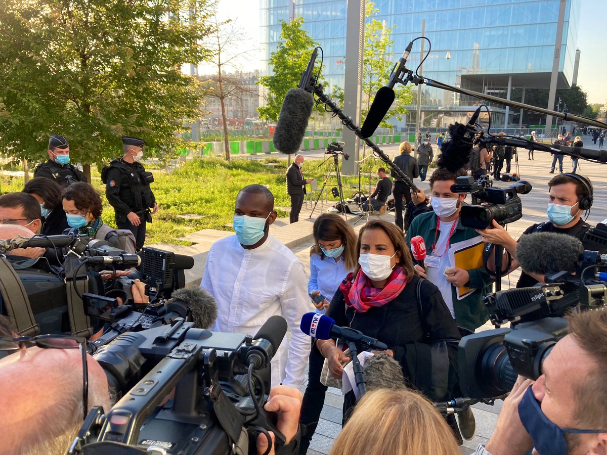 BorisKharlamoff's tweet photo. « J’ai l’esprit tranquille. J’attends que justice soit faite ! », les premiers mots de Lassana Bathily, employé héroïque de l’Hyper Cacher à son arrivée au TJ de Paris @A2PRL https://t.co/xDwMRivzqo
